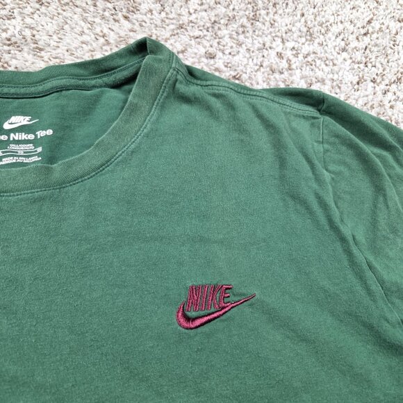 Nike Sportswear T-Shirt Mens XL Green Burgundy Red Swoosh Short Slv Holiday Read - Picture 3 of 7